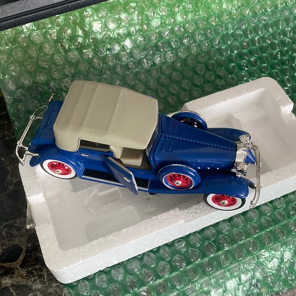 1932 Chrysler - Picture 1 of 4